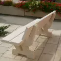 Banc extérieur en béton sur une aire de repos