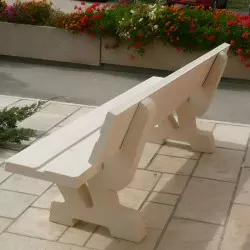 Banc extérieur en béton sur une aire de repos Banc extérieur en béton sur une aire de repos