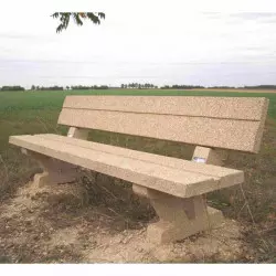 Banc tout en béton sur une aire de repos rurale