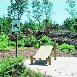 Planche en bois pour le travail des abdominaux sur parcours de santé