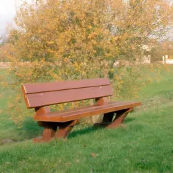 Banc public entièrement en béton aspect bois dans un parc