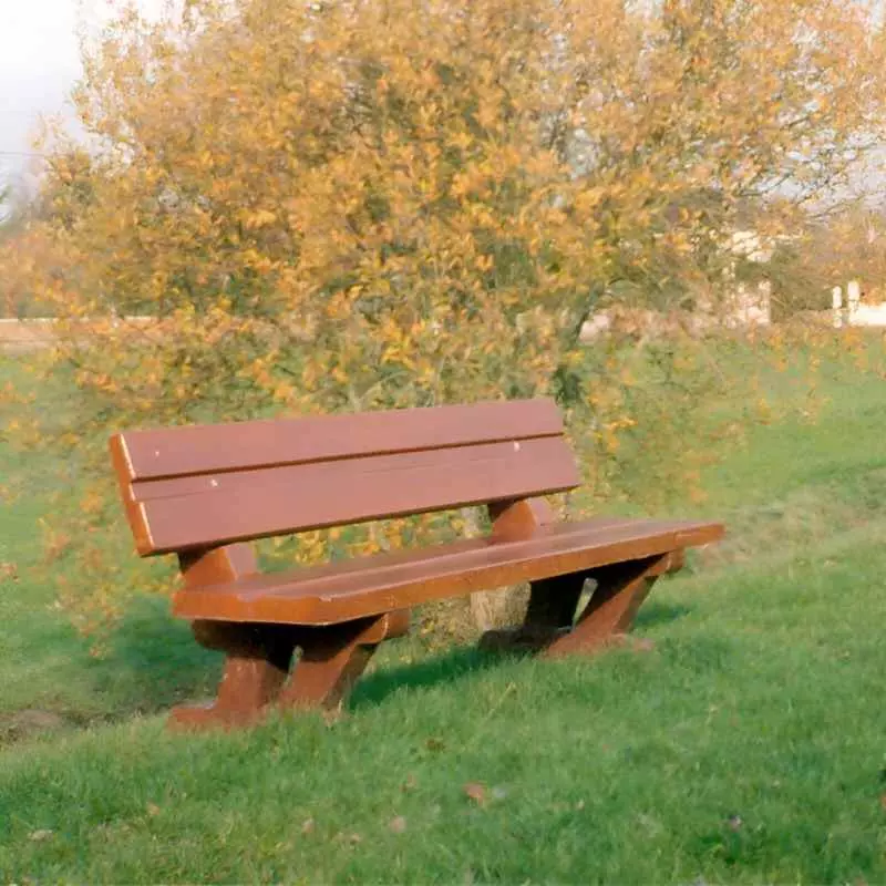 Banc public entièrement en béton aspect bois dans un parc Banc public entièrement en béton aspect bois dans un parc