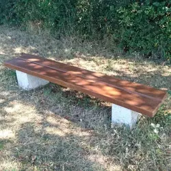 Banquette béton aspect bois sur l'herbe