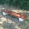 Banquette béton aspect bois sur l'herbe