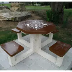 Table béton extérieur avec plateau de jeu sur aire de repos