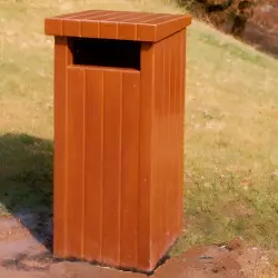 Poubelle grande contenance en béton aspect bois en milieu naturel