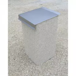 Poubelle béton blanc lavé avec couvercle en milieu urbain
