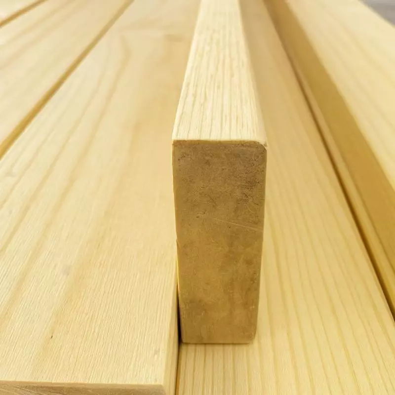 Lame de bois en pin pour fabriquer des bancs ou pour la rénovation Lame de bois en pin pour fabriquer des bancs ou pour la rénovation