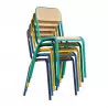 Chaises d'école empilées plusieurs coloris