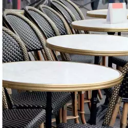 Chaises café en rotin synthétique sur terrasse