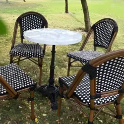 Chaises bistrot parisien sur terrasse CHR