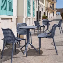 Tables rondes en polypro gris foncé sur terrasse CHR