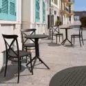 Tables noires en polypro sur terrasse CHR Tables noires en polypro sur terrasse CHR