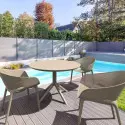 Mobilier CHR extérieur en polypro taupe sur terrasse de piscine Mobilier CHR extérieur en polypro taupe sur terrasse de piscine