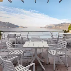 Mobilier CHR en résine blanche sur terrasse