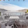 Mobilier CHR en résine blanche sur terrasse