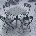 Table carrée avec chaises en résine gris foncé sur terrasse CHR