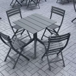 Table carrée avec chaises en résine gris foncé sur terrasse CHR