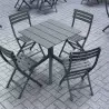 Table carrée avec chaises en résine gris foncé sur terrasse CHR