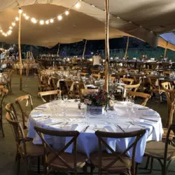 Table pliante en bois ronde dans salle de réception Table pliante en bois ronde dans salle de réception