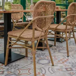 Terrasse CHR avec chaise en rotin synthétique Terrasse CHR avec chaise en rotin synthétique