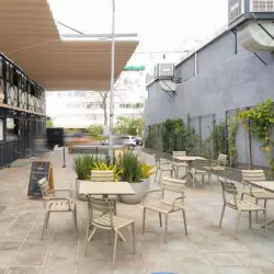 Terrasse CHR mobilier polypro taupe