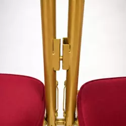 Système d'accroche des chaises pliantes pour collectivités Système d'accroche des chaises pliantes pour collectivités