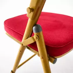 Les chaises pliantes s'alignent grâce à un système d'accroche Les chaises pliantes s'alignent grâce à un système d'accroche