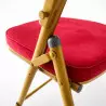 Les chaises pliantes s'alignent grâce à un système d'accroche Les chaises pliantes s'alignent grâce à un système d'accroche