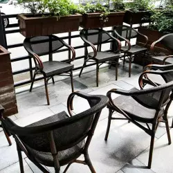 Terrasse CHR mobilier gris foncé