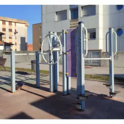 Structure sportive extérieur dans un jardin public Structure sportive extérieur dans un jardin public