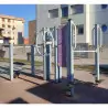 Structure sportive extérieur dans un jardin public Structure sportive extérieur dans un jardin public