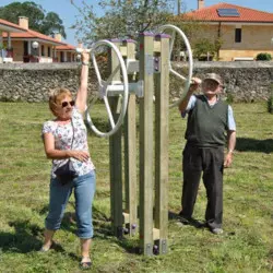 Parcours sportif plein air pour séniors dans un parc public