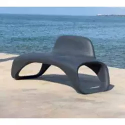 Banc urbain polyéthylène gris en bord de mer