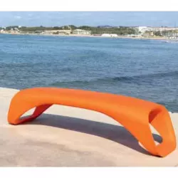Banquette urbaine en polyéthylène orange en bord de mer