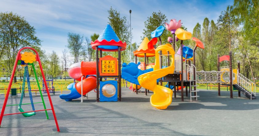 mobilier scolaire extérieur structure de jeux dans cours d'école