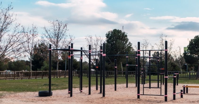 parcours de street workout dans un parc urbain