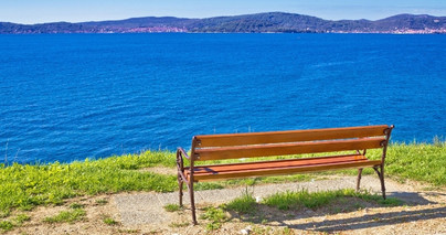 Quels matériaux privilégier pour le mobilier urbain en bord de mer ?